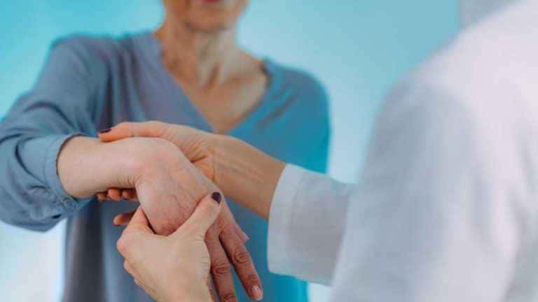 Qual o médico que cuida da síndrome de túnel do carpo