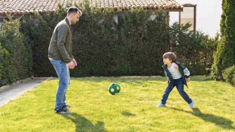 Criando um campo de futebol de grama sintética no quintal de casa