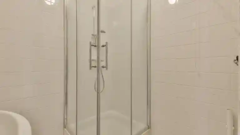Qual o melhor tipo de box para banheiro pequeno