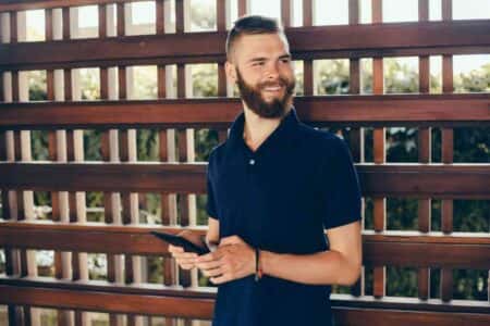 Como montar um look masculino para o trabalho em ambientes casuais
