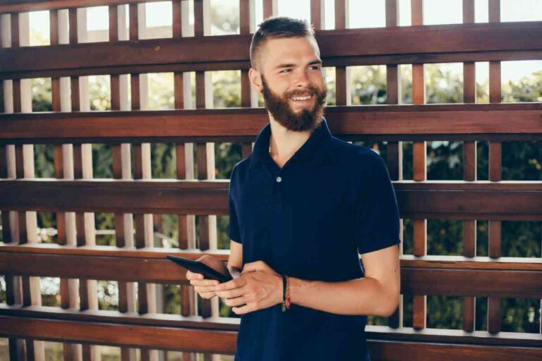 Como montar um look masculino para o trabalho em ambientes casuais