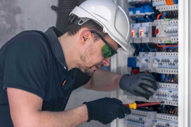 7 Passos para se Tornar um Eletricista Profissional em 2025