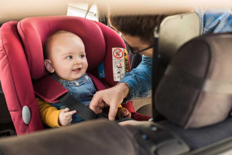 Cadeirinha de bebê virada para frente ou para trás? Qual a idade certa para mudar?