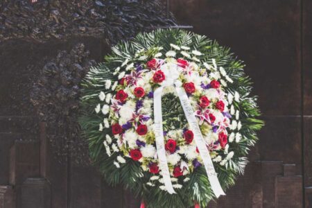 Saiba o significado atemporal das coroas de flores Saiba o significado atemporal das coroas de flores