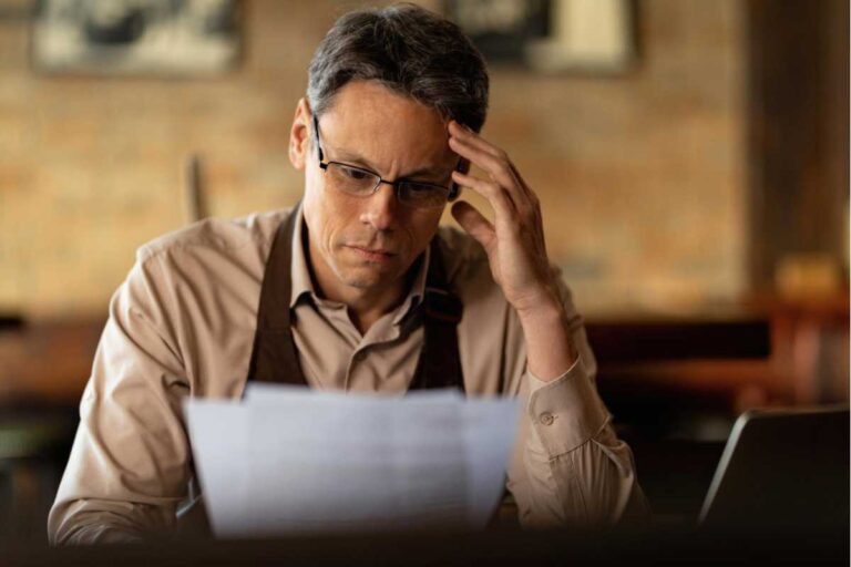 Licenciamento vencido gera multas e restrições; veja como regularizar