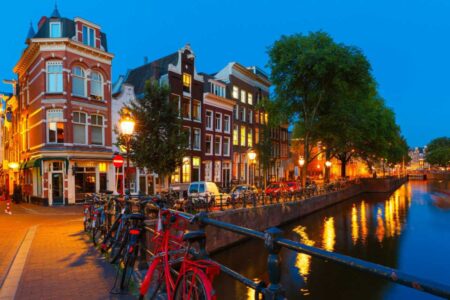 A bússola de Amsterdam: como escolher a vizinhança que dita o tom da sua viagem A bússola de Amsterdam: como escolher a vizinhança que dita o tom da sua viagem