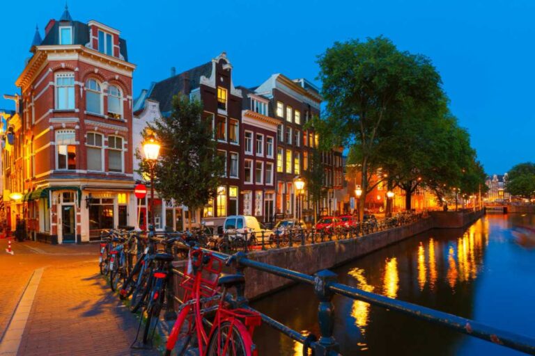 A bússola de Amsterdam: como escolher a vizinhança que dita o tom da sua viagem