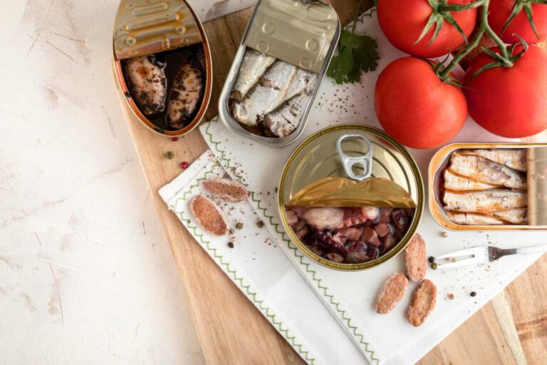 Conservas e enlatados duram quanto tempo? Entenda a validade e o armazenamento